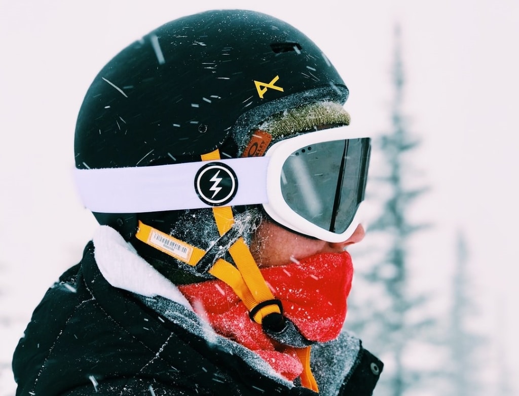 ¿Realmente debería usar un sombrero debajo del casco de esquí? (La mejor manera de mantenerse abrigado)