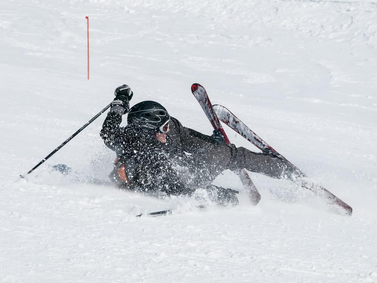 ¿Se salen los esquís al caer? (¿Cuándo deberían hacerlo?)
